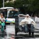 Personas circulan en bicicleta por una calle de Pekín, China. EFE/EPA/WU HAO