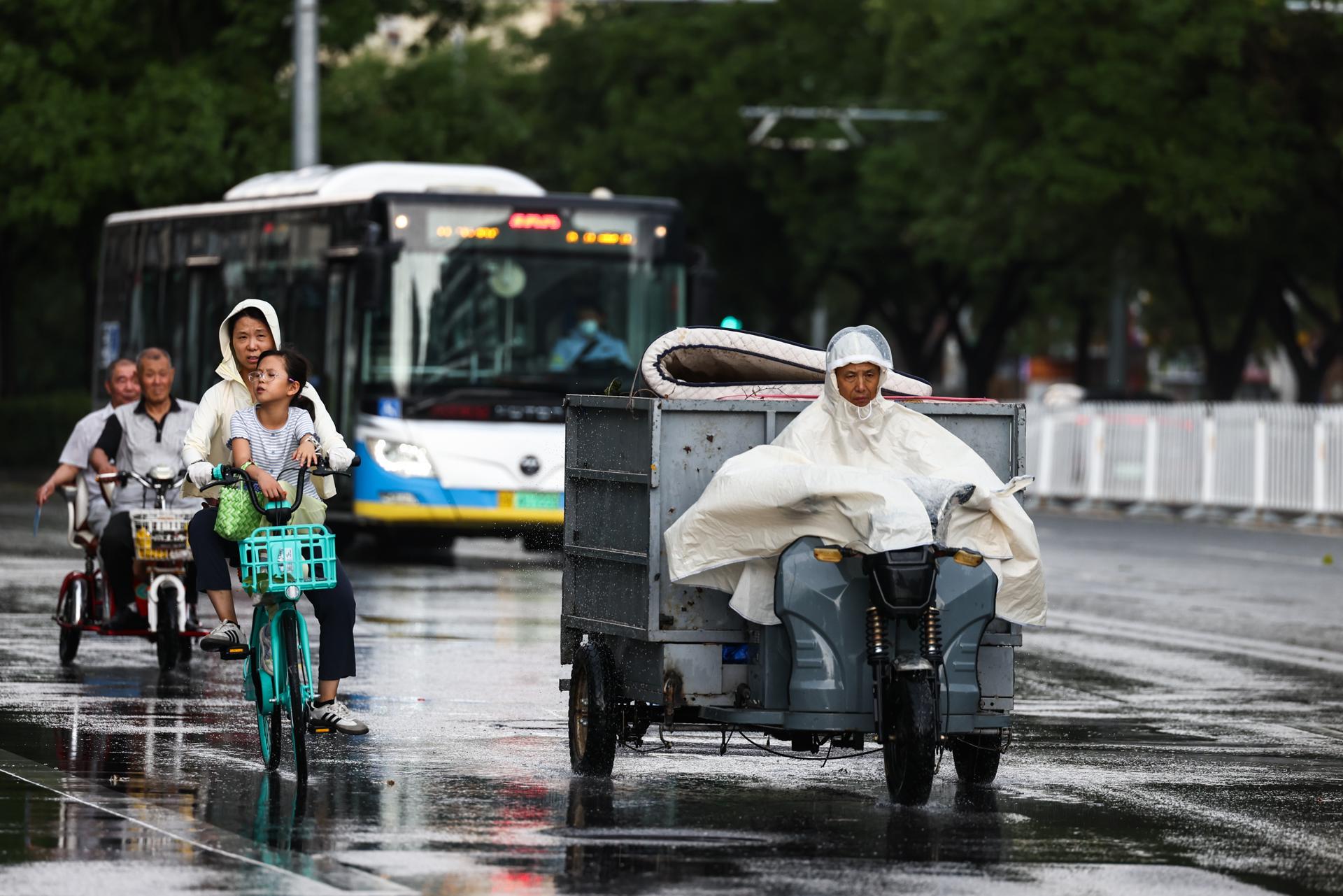 Personas circulan en bicicleta por una calle de Pekín, China. EFE/EPA/WU HAO