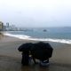 Personas se protegen de la lluvia en Acapulco (México). Fotografía de archivo. EFE/David Guzmán