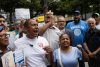 Personas se manifiestan para exigir que se celebren elecciones presidenciales este año en el país suramericano, al cumplirse siete meses de la captura de Nicolás Maduro por parte de tropas estadounidenses, este lunes, en Caracas (Venezuela). EFE/ Ronald Peña R
