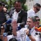 El expresidente de Honduras Juan Orlando Hernández (d) habla con periodistas este lunes, en Tegucigalpa (Honduras). EFE/ Gustavo Amador