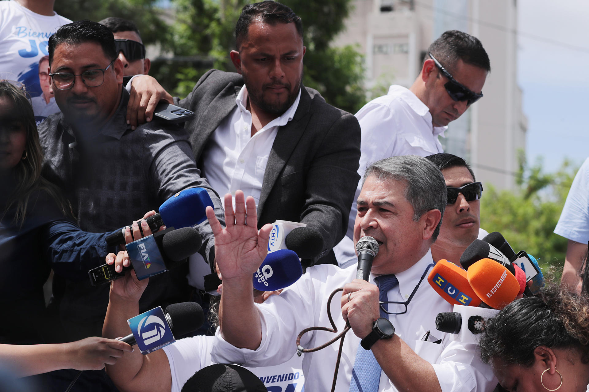 El expresidente de Honduras Juan Orlando Hernández (d) habla con periodistas este lunes, en Tegucigalpa (Honduras). EFE/ Gustavo Amador