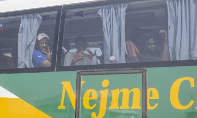 Unos migrantes viajan en un autobús facilitado por las autoridades marroquíes en Fnideq (Marruecos) para ser trasladados a sus ciudades de origen tras regresar de la ciudad española de Ceuta. EFE/EPA/JALAL MORCHIDI