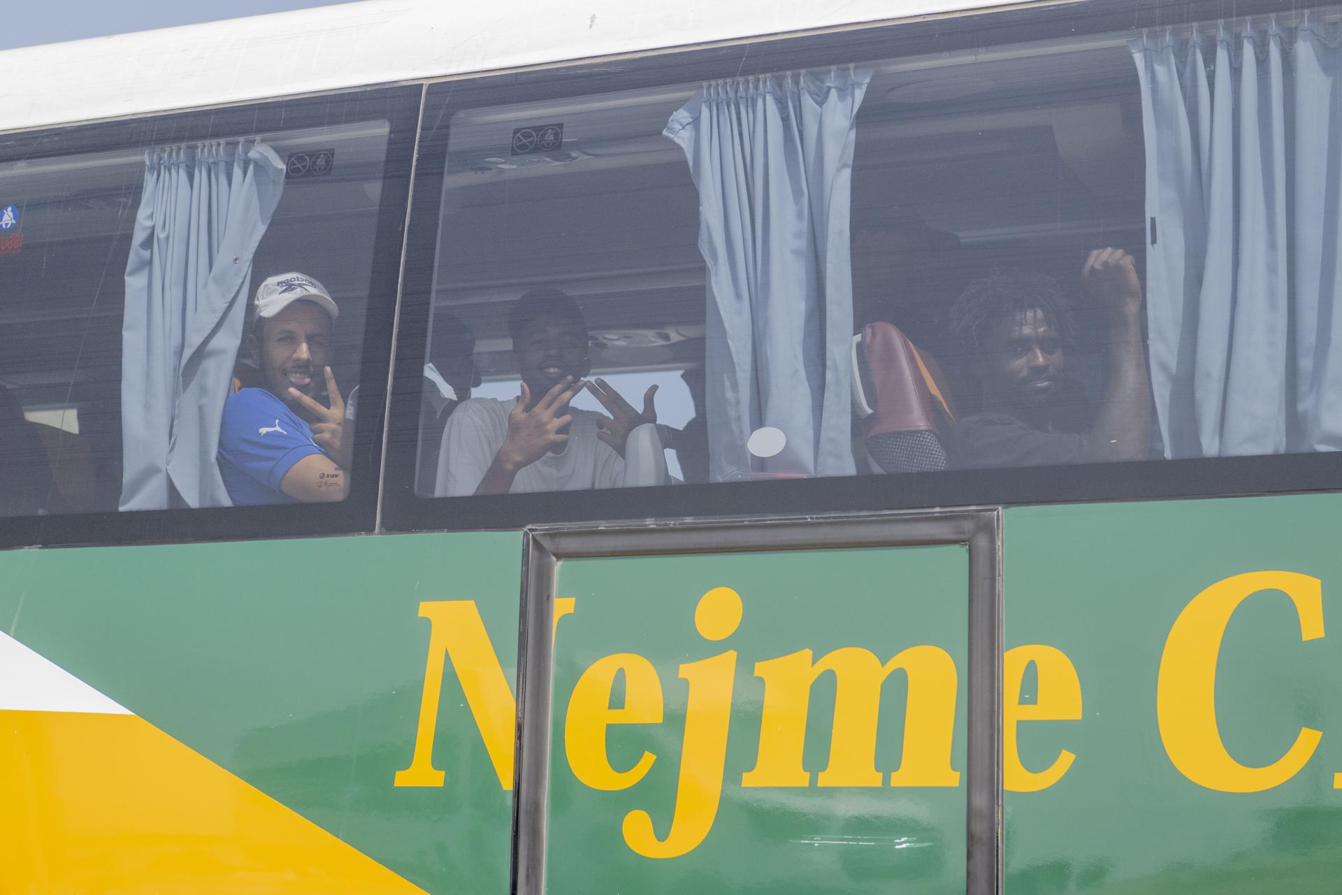Unos migrantes viajan en un autobús facilitado por las autoridades marroquíes en Fnideq (Marruecos) para ser trasladados a sus ciudades de origen tras regresar de la ciudad española de Ceuta. EFE/EPA/JALAL MORCHIDI