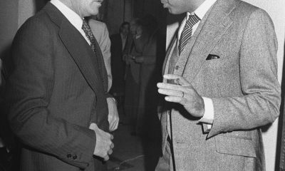El presidente del Gobierno, Adolfo Suarez (i) y el secretario general del PSOE, Felipe González (d) en el Congreso tras la sesión en la que se aprobó la Ley de Amnistía. EFE/yv