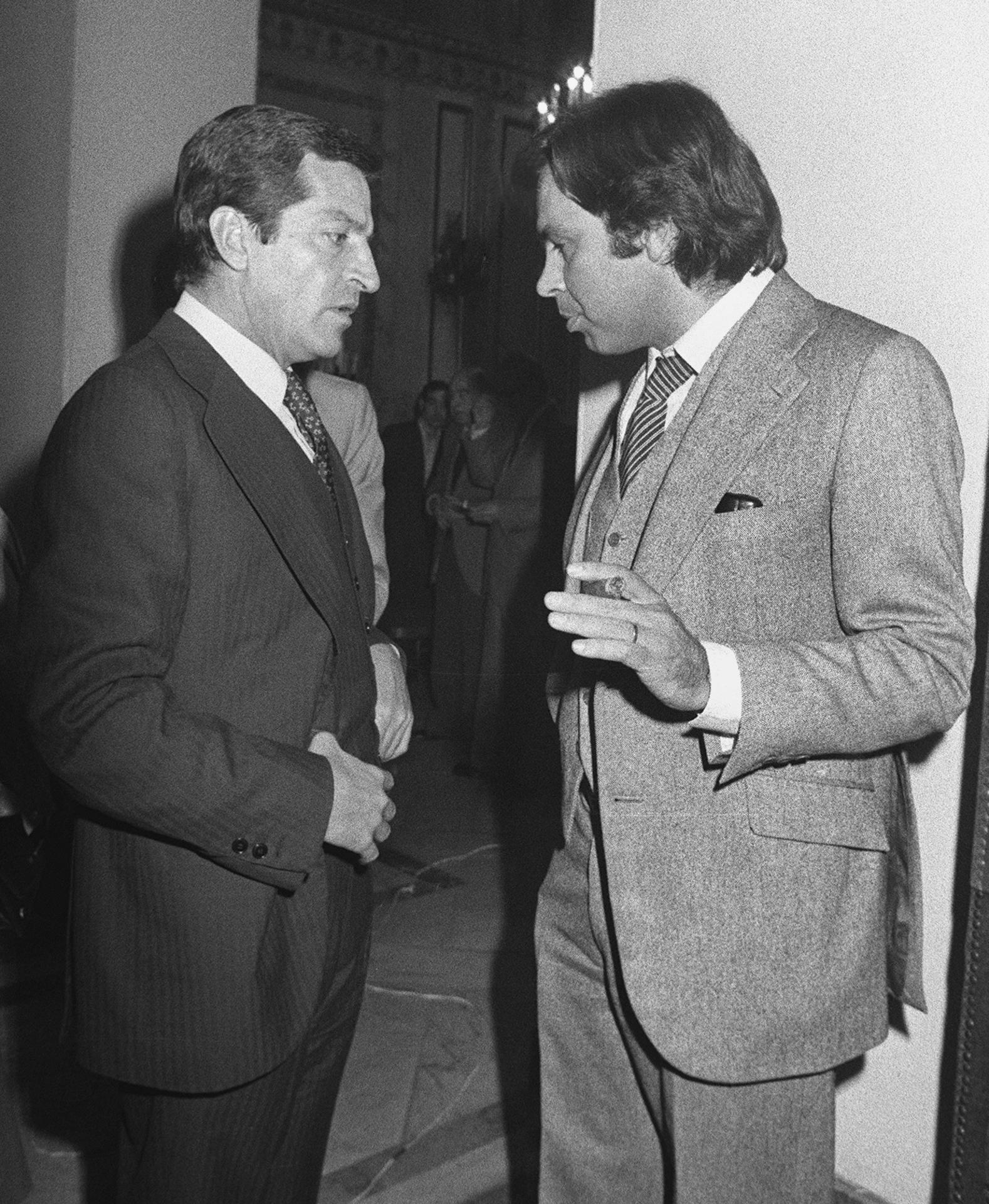 El presidente del Gobierno, Adolfo Suarez (i) y el secretario general del PSOE, Felipe González (d) en el Congreso tras la sesión en la que se aprobó la Ley de Amnistía. EFE/yv