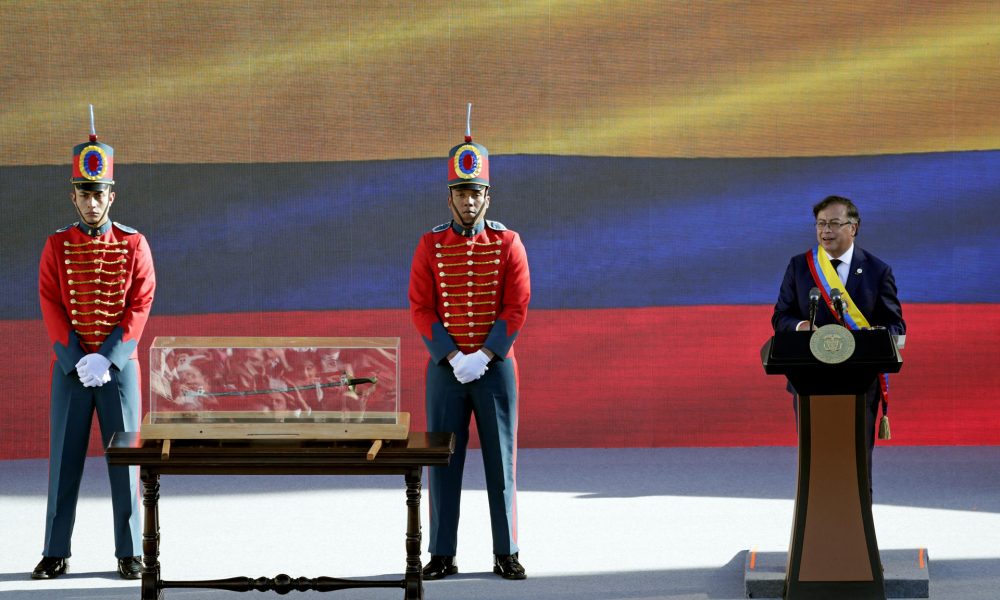 Fotografía de archivo del 7 de agosto de 2022 que muestra al presidente de Colombia, Gustavo Petro, pronunciando su primer discurso como mandatario junto a la espada de Bolívar, en la Plaza de Bolívar en Bogotá (Colombia). EFE/ Carlos Ortega / ARCHIVO