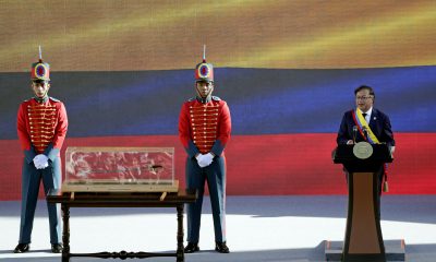 Fotografía de archivo del 7 de agosto de 2022 que muestra al presidente de Colombia, Gustavo Petro, pronunciando su primer discurso como mandatario junto a la espada de Bolívar, en la Plaza de Bolívar en Bogotá (Colombia). EFE/ Carlos Ortega / ARCHIVO