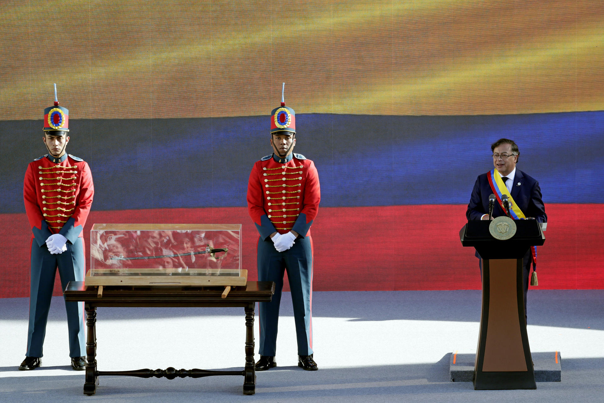 Fotografía de archivo del 7 de agosto de 2022 que muestra al presidente de Colombia, Gustavo Petro, pronunciando su primer discurso como mandatario junto a la espada de Bolívar, en la Plaza de Bolívar en Bogotá (Colombia). EFE/ Carlos Ortega / ARCHIVO