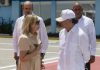 El presidente de Colombia, Gustavo Petro, habla con la viceministra de Relaciones Exteriores de Cuba, Josefina Vidal, antes salir este sábado, del aeropuerto internacional José Martí en La Habana (Cuba). EFE/ Norlys Perez POOL