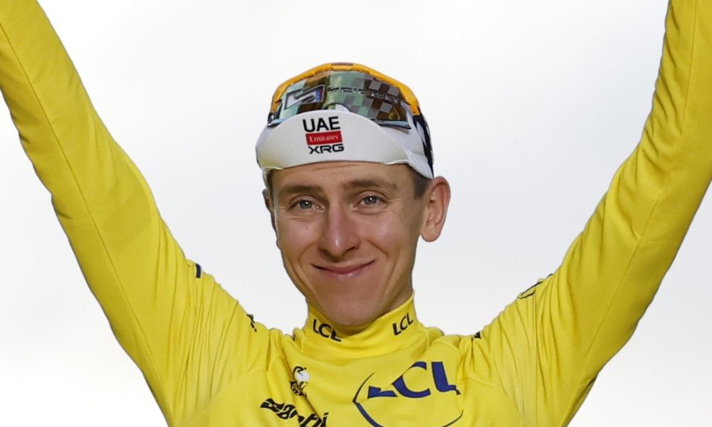 Foto del 26/07/2026 del esloveno Tadej Pogacar celebrando en el podio la conqusita de su quinto Tour de Francia. EFE/EPA/GUILLAUME HORCAJUELO