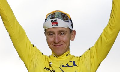 Foto del 26/07/2026 del esloveno Tadej Pogacar celebrando en el podio la conqusita de su quinto Tour de Francia. EFE/EPA/GUILLAUME HORCAJUELO