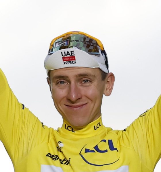 Foto del 26/07/2026 del esloveno Tadej Pogacar celebrando en el podio la conqusita de su quinto Tour de Francia. EFE/EPA/GUILLAUME HORCAJUELO