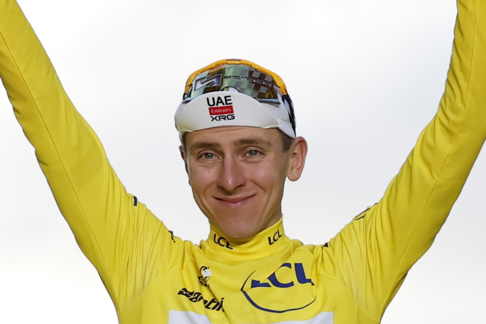 Foto del 26/07/2026 del esloveno Tadej Pogacar celebrando en el podio la conqusita de su quinto Tour de Francia. EFE/EPA/GUILLAUME HORCAJUELO