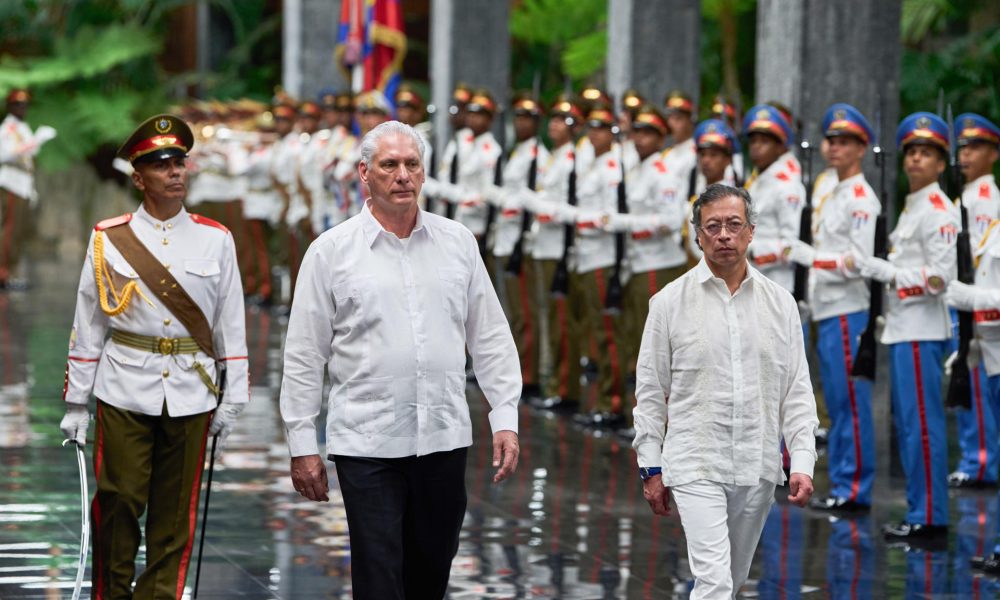 Fotografía del 31 de julio del presidente de Cuba, Miguel Diaz-Canel (c), junto a su homólogo de Colombia, Gustavo Petro, durante un acto protocolario, en la Plaza de la Revolución en La Habana (Cuba). EFE/ AP Ramón Espinosa / POOL