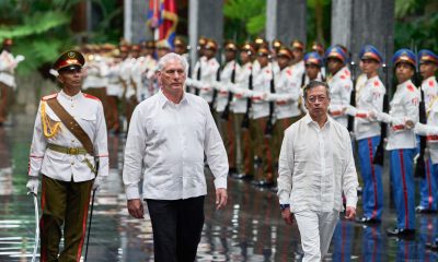 Fotografía del 31 de julio del presidente de Cuba, Miguel Diaz-Canel (c), junto a su homólogo de Colombia, Gustavo Petro, durante un acto protocolario, en la Plaza de la Revolución en La Habana (Cuba). EFE/ AP Ramón Espinosa / POOL