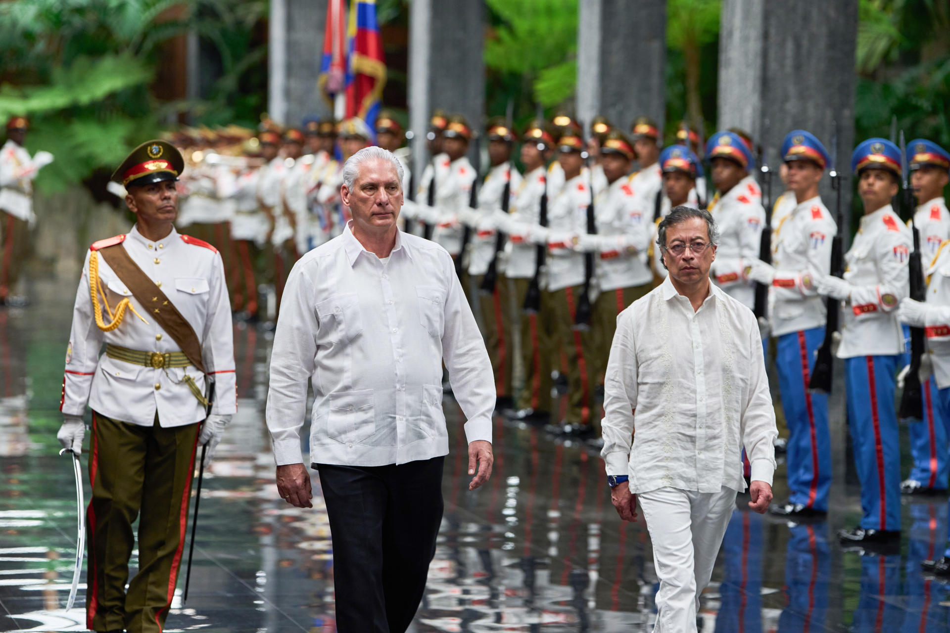 Fotografía del 31 de julio del presidente de Cuba, Miguel Diaz-Canel (c), junto a su homólogo de Colombia, Gustavo Petro, durante un acto protocolario, en la Plaza de la Revolución en La Habana (Cuba). EFE/ AP Ramón Espinosa / POOL