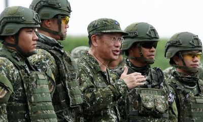 Imagen de archivo tomada en Pingtun, Taiwán, el 26 de agosto de 2024 que muestra al ministro de Defensa de Taiwán, Wellington Koo (C), hablando durante ejercicios de lanzamiento de misiles en Fangshan, en el condado taiwanés de de Pingtung. EFE/EPA/RITCHIE B. TONGO