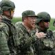 Imagen de archivo tomada en Pingtun, Taiwán, el 26 de agosto de 2024 que muestra al ministro de Defensa de Taiwán, Wellington Koo (C), hablando durante ejercicios de lanzamiento de misiles en Fangshan, en el condado taiwanés de de Pingtung. EFE/EPA/RITCHIE B. TONGO
