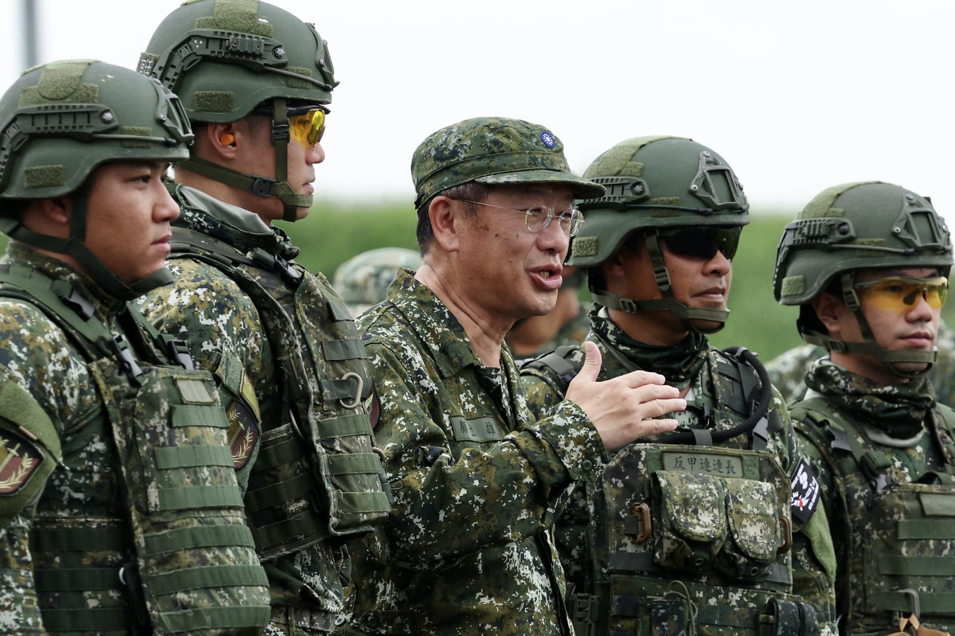 Imagen de archivo tomada en Pingtun, Taiwán, el 26 de agosto de 2024 que muestra al ministro de Defensa de Taiwán, Wellington Koo (C), hablando durante ejercicios de lanzamiento de misiles en Fangshan, en el condado taiwanés de de Pingtung. EFE/EPA/RITCHIE B. TONGO