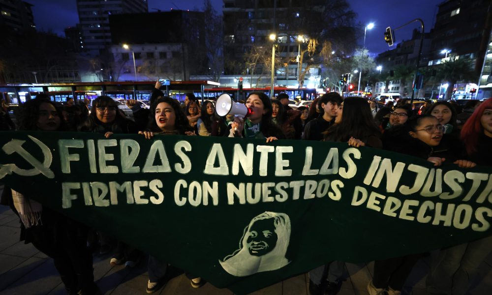 Mujeres sostienen un cartel durante una protesta, este 31 de julio de 2026, en Santiago (Chile). EFE/ Elvis González