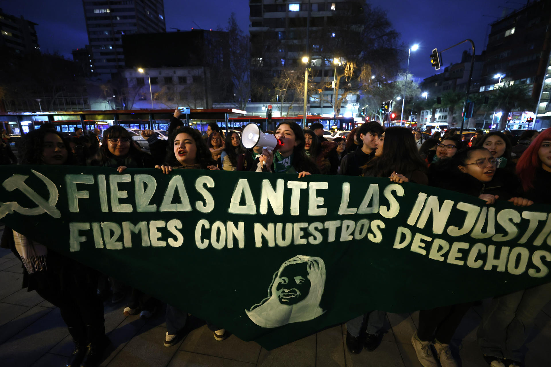 Mujeres sostienen un cartel durante una protesta, este 31 de julio de 2026, en Santiago (Chile). EFE/ Elvis González