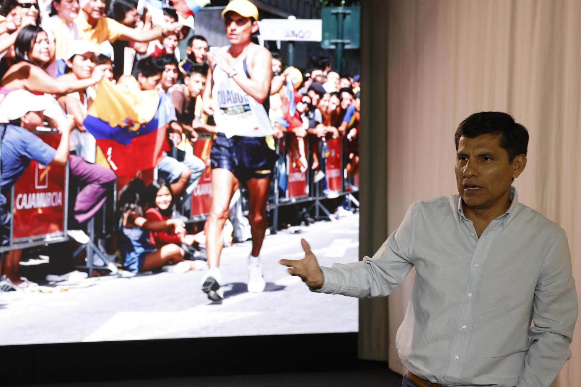 Fotografía del pasado 2 de junio, en la que puede verse al ecuatoriano Jefferson Pérez, durante una entrevista concedida a EFE. EFE/Ballesteros
