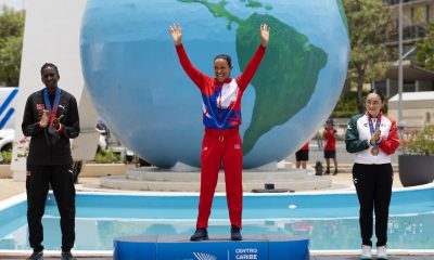Marlies Mejías (c) de Cuba gana medalla de oro en la competencia de ciclismo de ruta de 123.8 kilómetros este sábado, en los XXV Juegos Centroamericanos y del Caribe Santo Domingo 2026, en Santo Domingo (República Dominicana). EFE/ Orlando Barría