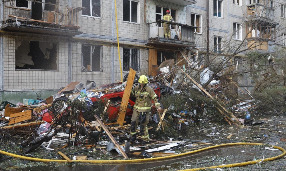 Rescatistas trabajan en el lugar de un ataque con misiles rusos contra un edificio residencial en Kyiv, Ucrania, el 1 de agosto de 2026.
EFE/EPA/SERGEY DOLZHENKO