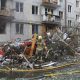 Rescatistas trabajan en el lugar de un ataque con misiles rusos contra un edificio residencial en Kyiv, Ucrania, el 1 de agosto de 2026.
EFE/EPA/SERGEY DOLZHENKO