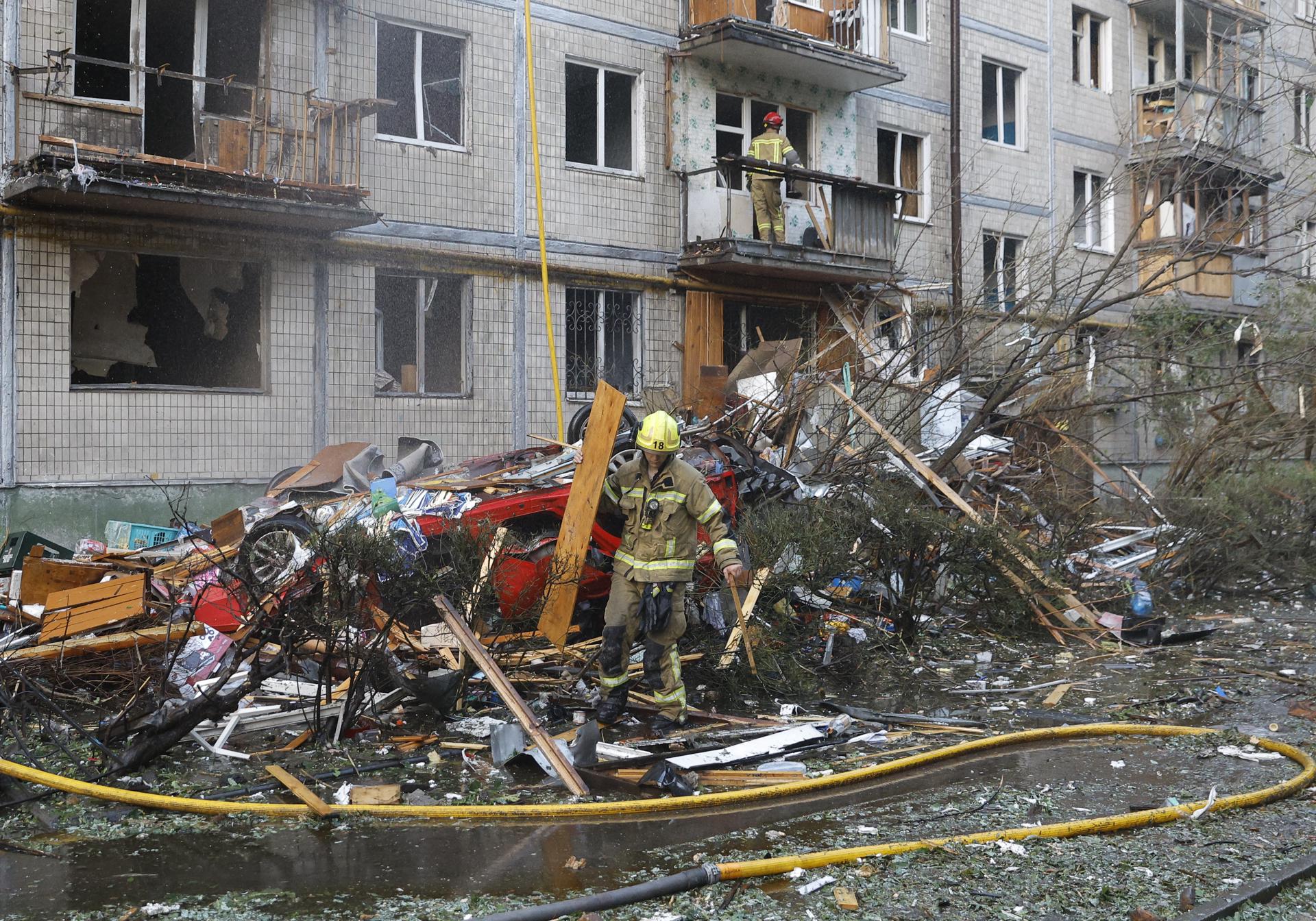 Rescatistas trabajan en el lugar de un ataque con misiles rusos contra un edificio residencial en Kyiv, Ucrania, el 1 de agosto de 2026.
EFE/EPA/SERGEY DOLZHENKO