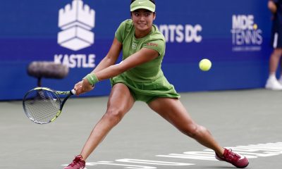 La filipina Alexandra Eala en acción contra la japonesa Naomi Osaka durante su partido de semifinales en el Mubadala Citi DC Open en Washington, DC (EE.UU.). EFE/WILL OLIVER