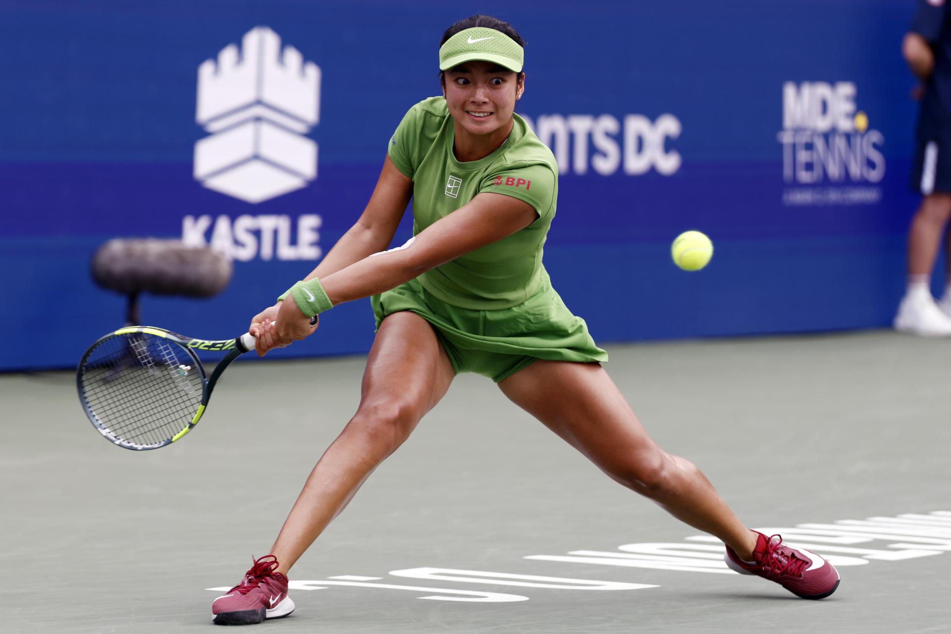La filipina Alexandra Eala en acción contra la japonesa Naomi Osaka durante su partido de semifinales en el Mubadala Citi DC Open en Washington, DC (EE.UU.). EFE/WILL OLIVER