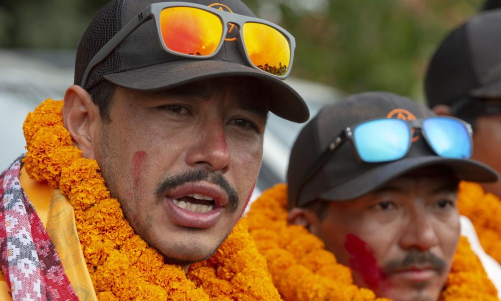 El montañero nepalés Nirmal Purja, en la foto a su llegada al Aeropuerto Internacional de Tribhuvan en Kathmandu, el 30 de octubre de 2019. Según el primer ministro de Nepal, Balen Shah, Purja, junto a otros montañeros y guías, murió en una avalancha en el Broad Peak, en Pakistán. EFE/ NARENDRA SHRESTHA
