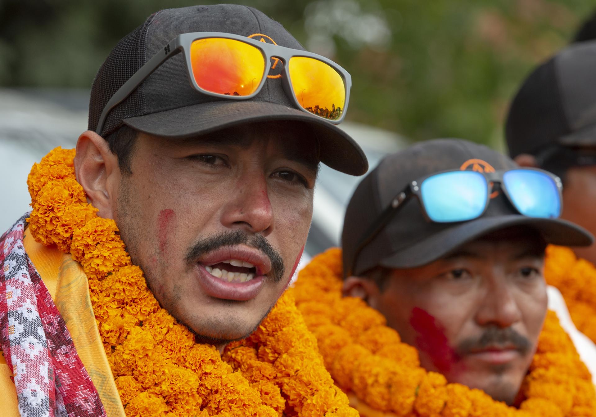 El montañero nepalés Nirmal Purja, en la foto a su llegada al Aeropuerto Internacional de Tribhuvan en Kathmandu, el 30 de octubre de 2019. Según el primer ministro de Nepal, Balen Shah, Purja, junto a otros montañeros y guías, murió en una avalancha en el Broad Peak, en Pakistán. EFE/ NARENDRA SHRESTHA