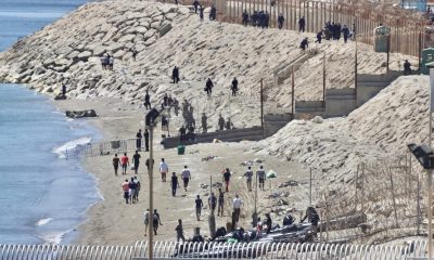 Vista aérea de la parte fronteriza de Marruecos donde se aprecia el regreso de los migrantes de vuelta a su país, este domingo. EFE/ Reduán