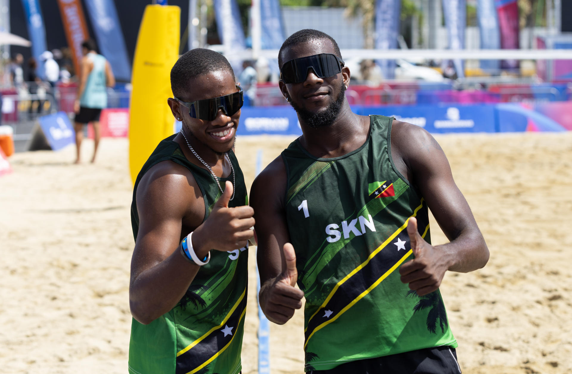 Fotografía de los integrantes del equipo masculino de vóley playa de San Cristóbal y Nieves Zendai Richards (d) y Elkreen Morton en un partido durante los XXV Juegos Centroamericanos y del Caribe Santo Domingo 2026. EFE/ Orlando Barría