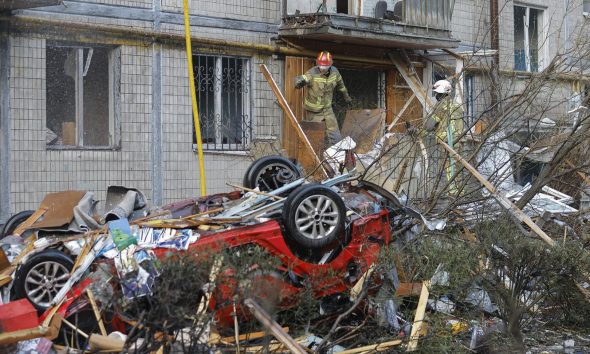 Rescatistas trabajan en el lugar de un ataque con misiles rusos contra un edificio residencial en Kyiv, Ucrania, el 1 de agosto de 2026.
EFE/EPA/SERGEY DOLZHENKO