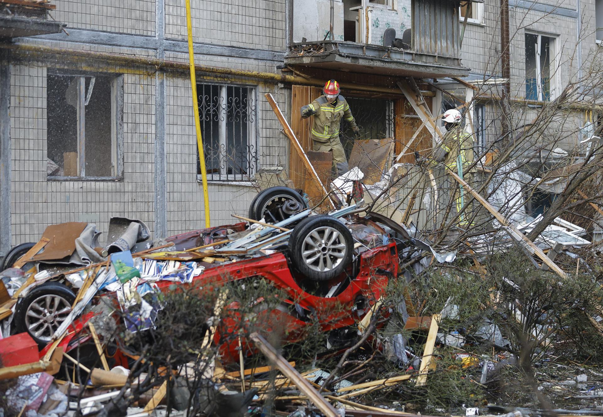 Rescatistas trabajan en el lugar de un ataque con misiles rusos contra un edificio residencial en Kyiv, Ucrania, el 1 de agosto de 2026.
EFE/EPA/SERGEY DOLZHENKO