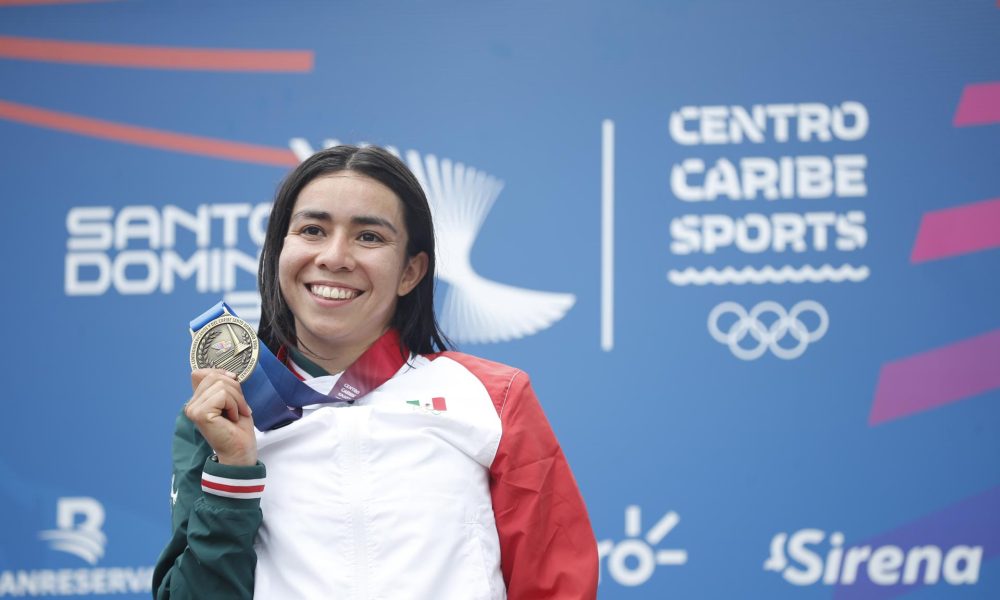 Ana Maria Torres de México posa en el podio tras conseguir medalla de oro en la final femenina de triatlón individual este sábado, en los XXV Juegos Centroamericanos y del Caribe Santo Domingo 2026, en Santo Domingo (República Dominicana). EFE/ Rodrigo Sura