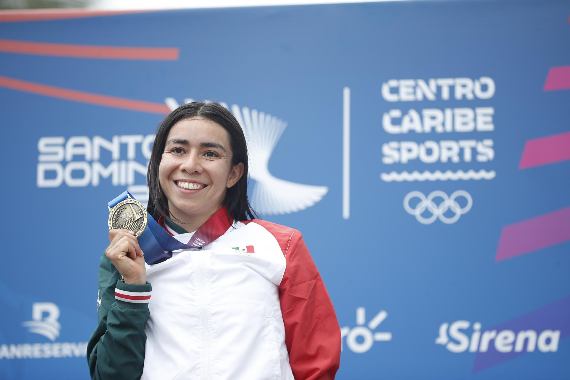 Ana Maria Torres de México posa en el podio tras conseguir medalla de oro en la final femenina de triatlón individual este sábado, en los XXV Juegos Centroamericanos y del Caribe Santo Domingo 2026, en Santo Domingo (República Dominicana). EFE/ Rodrigo Sura