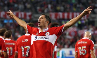 Robert Lewandowski se estrenó con doblete en el Chicago Fire, en el partido ante el Charlotte FC, en el Soldier Field en Chicago. EFE/Kenneth Fernández