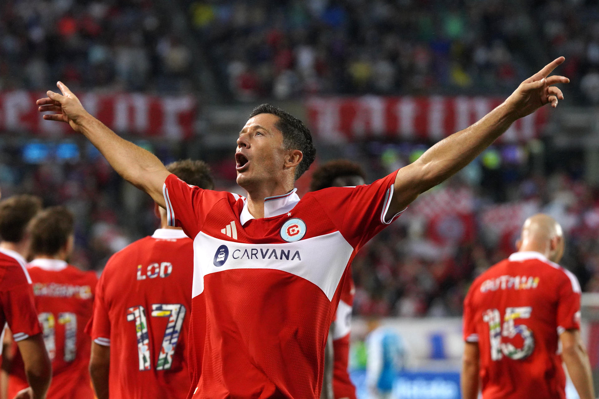 Robert Lewandowski se estrenó con doblete en el Chicago Fire, en el partido ante el Charlotte FC, en el Soldier Field en Chicago. EFE/Kenneth Fernández