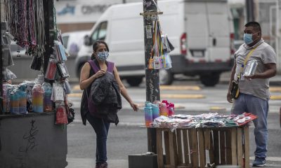 Fotografía de archivo en donde se observa un vendedor ambulante ofreciendo sus productos en una calle de la Ciudad de México (México). EFE/Isaac Esquivel