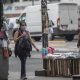 Fotografía de archivo en donde se observa un vendedor ambulante ofreciendo sus productos en una calle de la Ciudad de México (México). EFE/Isaac Esquivel