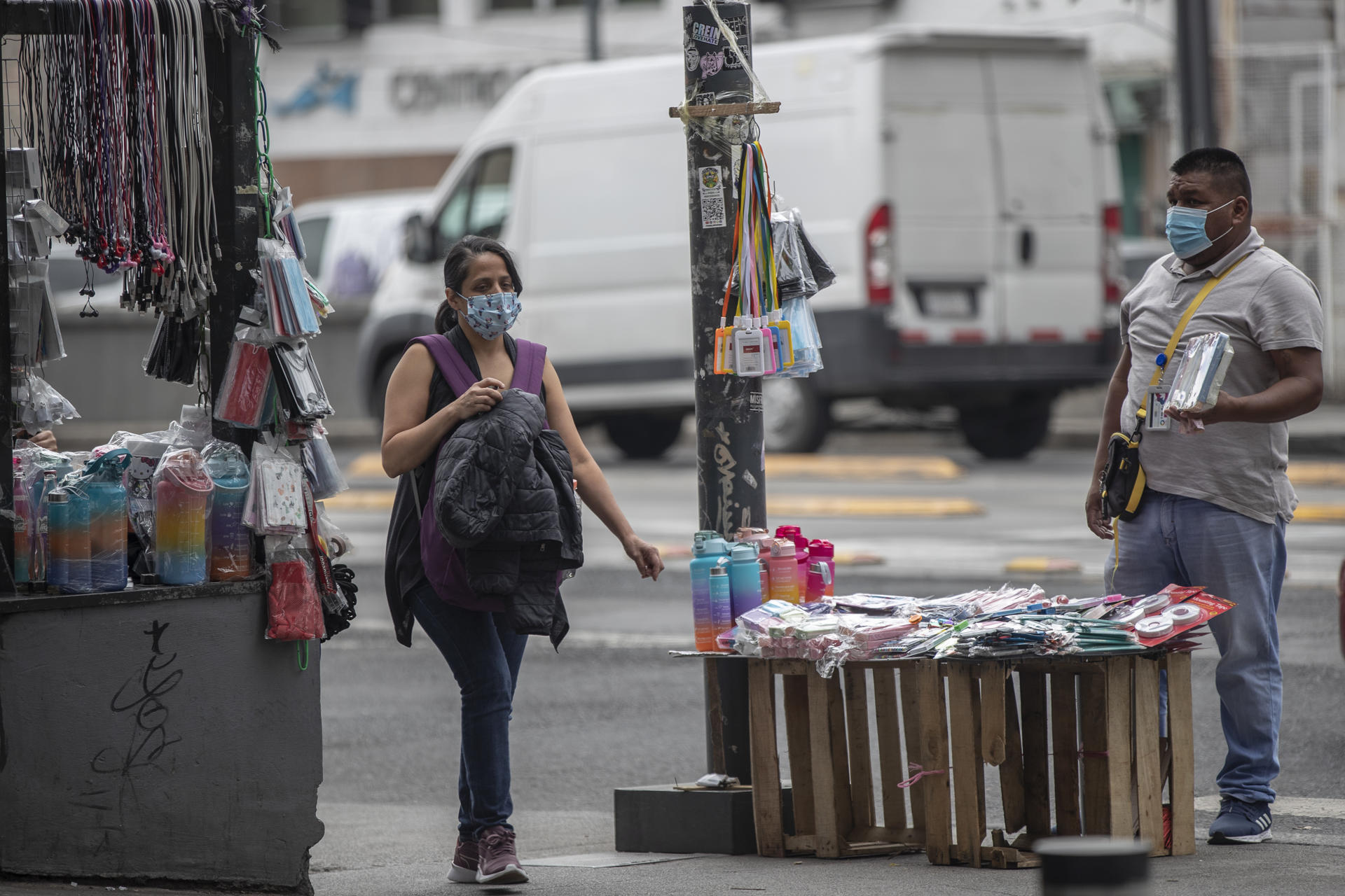 Fotografía de archivo en donde se observa un vendedor ambulante ofreciendo sus productos en una calle de la Ciudad de México (México). EFE/Isaac Esquivel