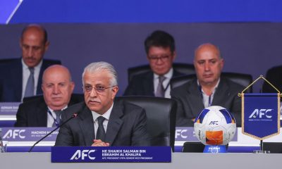 Fotografía de archivo del 12 de abril de 2025, en la que puede verse al presidente de la AFC, Shaikh Salman bin Ebrahim Al Khalifa (c), durante un congreso regional. EFE/ FAZRY ISMAIL