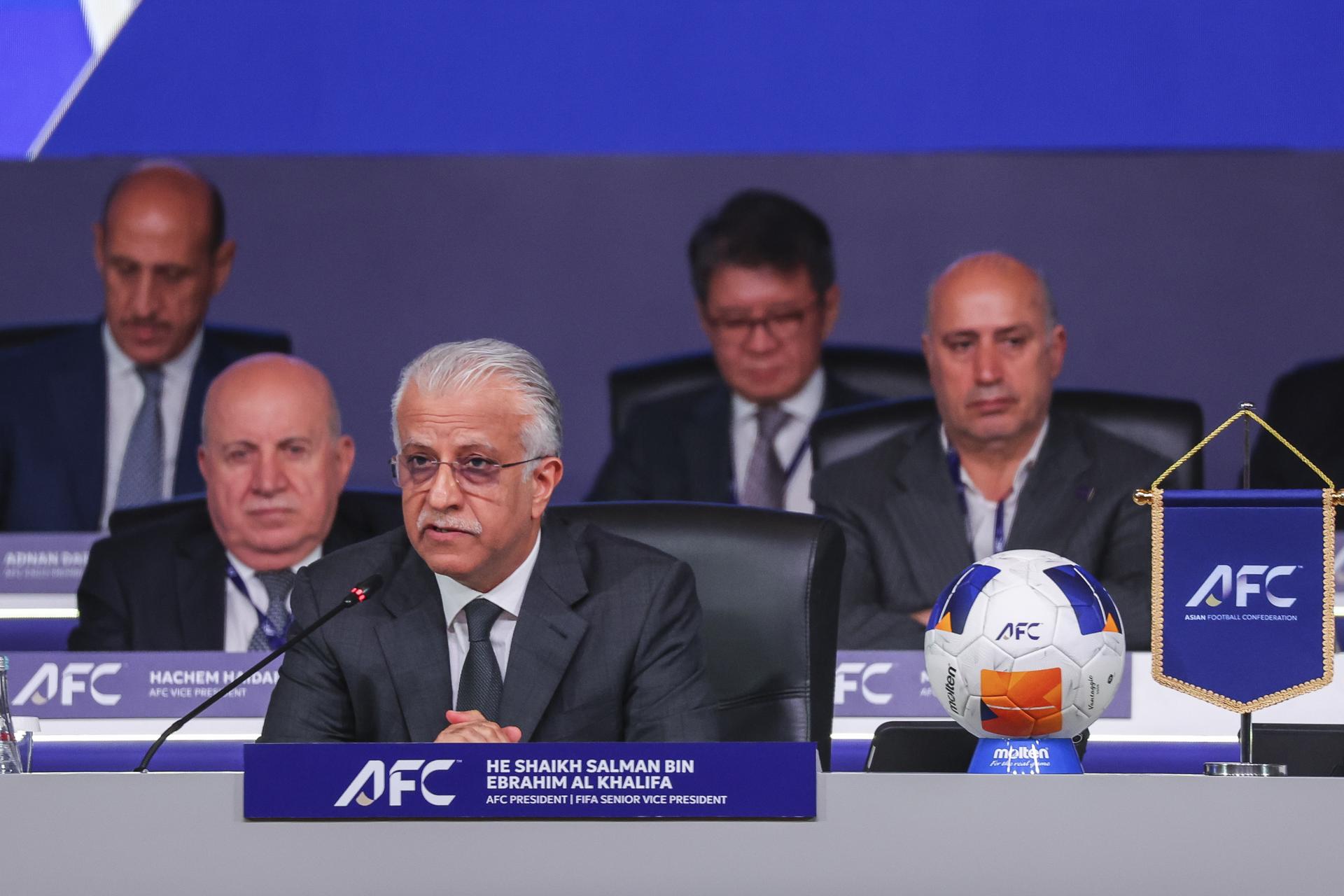 Fotografía de archivo del 12 de abril de 2025, en la que puede verse al presidente de la AFC, Shaikh Salman bin Ebrahim Al Khalifa (c), durante un congreso regional. EFE/ FAZRY ISMAIL