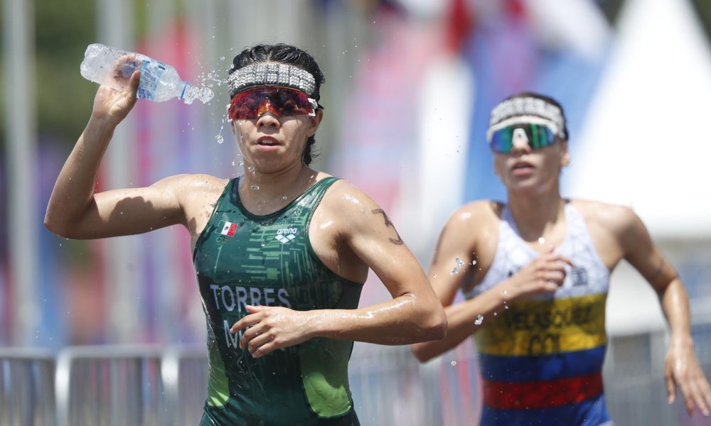 Ana María Torres (i), de México, compite en la final femenina de triatlón individual en los XXV Juegos Centroamericanos y del Caribe Santo Domingo 2026, en Santo Domingo (República Dominicana). EFE/ Rodrigo Sura