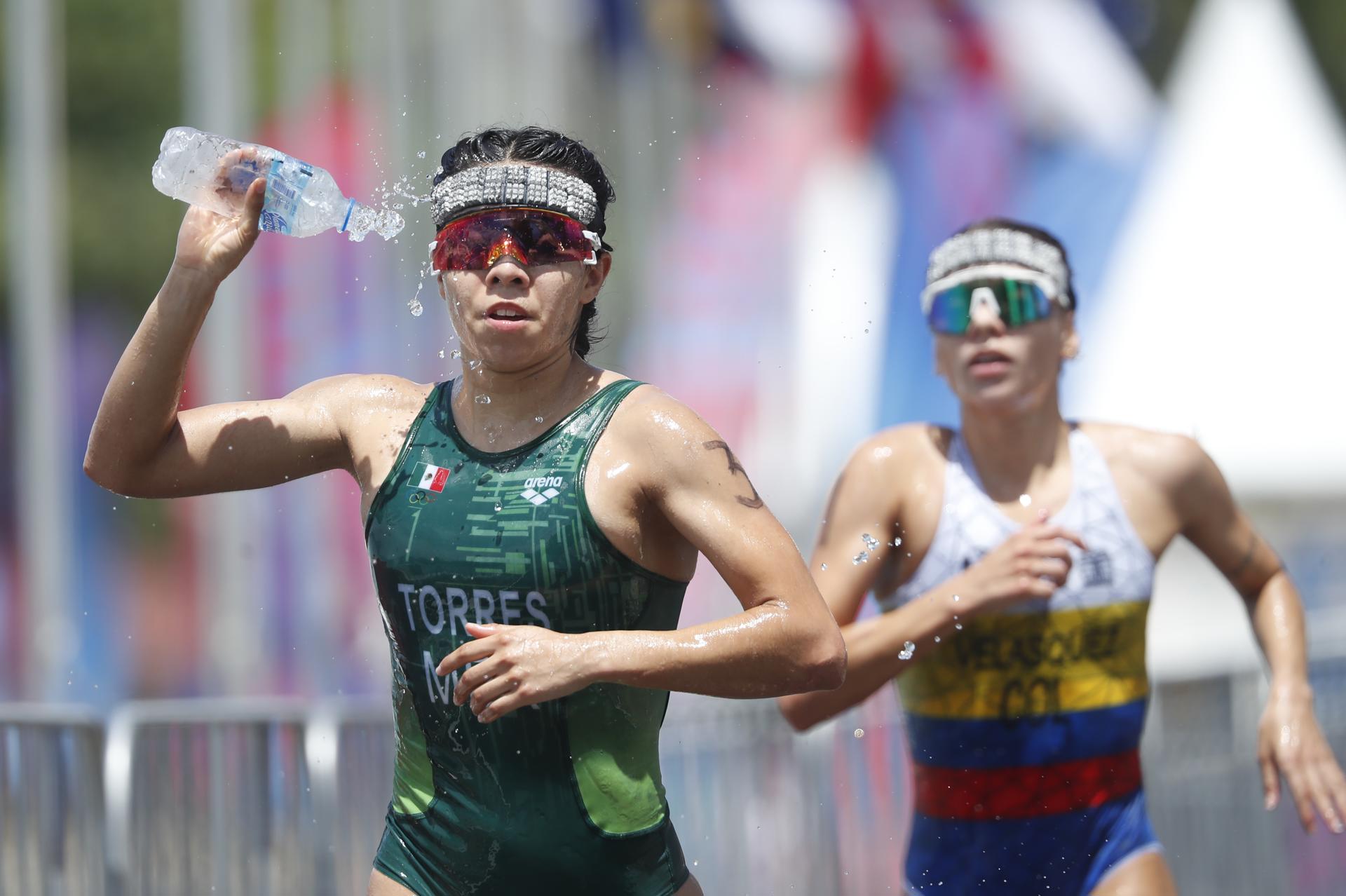Ana María Torres (i), de México, compite en la final femenina de triatlón individual en los XXV Juegos Centroamericanos y del Caribe Santo Domingo 2026, en Santo Domingo (República Dominicana). EFE/ Rodrigo Sura